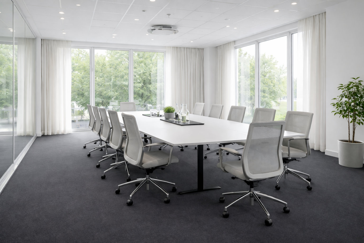 Konferensrum med mörkgrå heltäckningsmatta från Mattvaruhuset